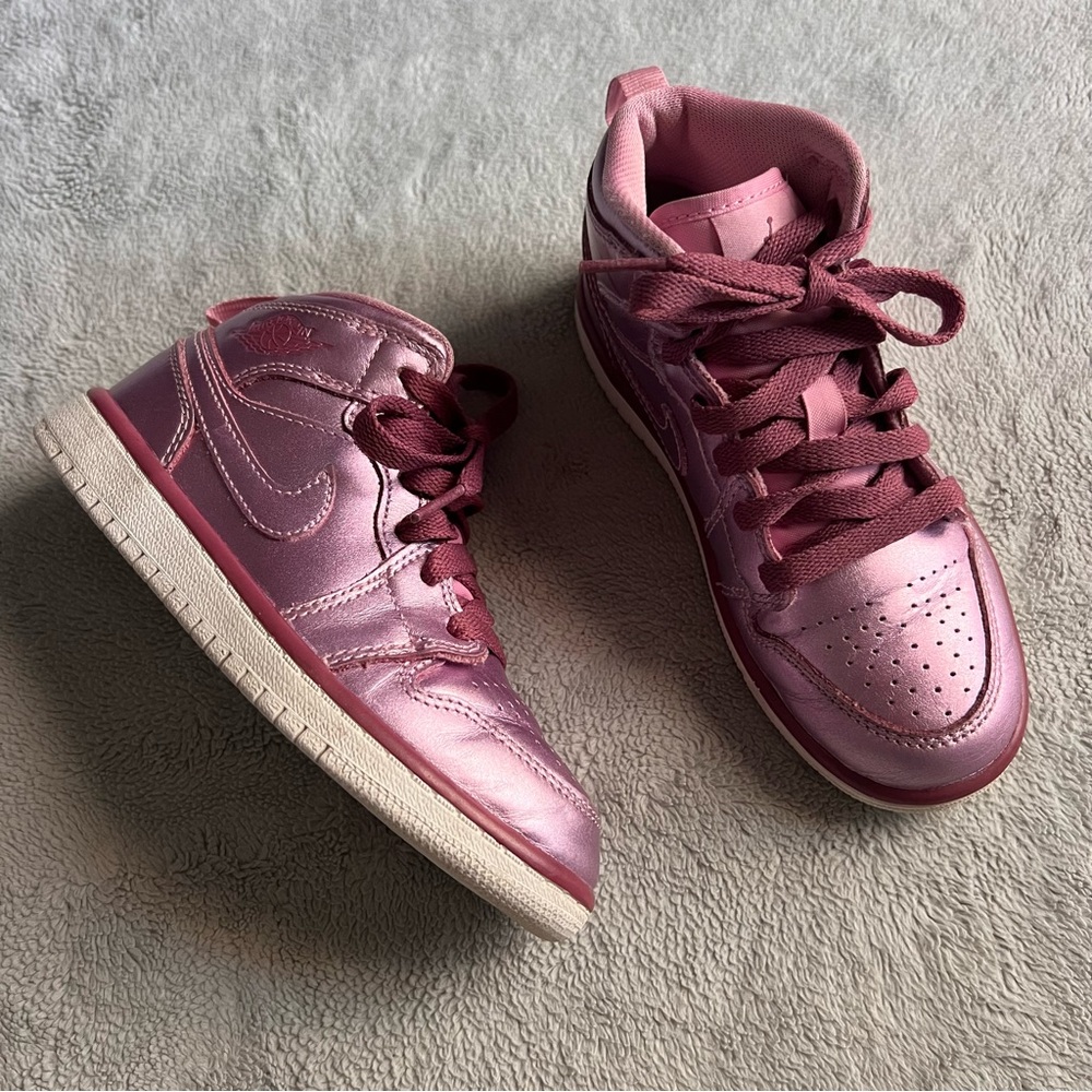 Nike Kids Sneakers in Metallic Pink